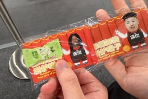 媒体人晒深圳主场贴心举动：给球迷配润喉糖 附赠球星卡通大头照
